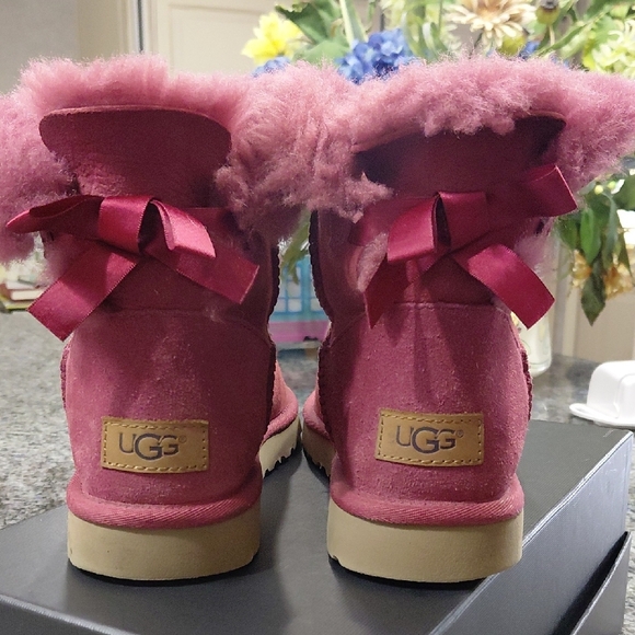 "UGG"Womans Sz.8 Low Bailey Bow Fuchsia Suede Boots .Has a few spots(pictured) - Picture 2 of 13